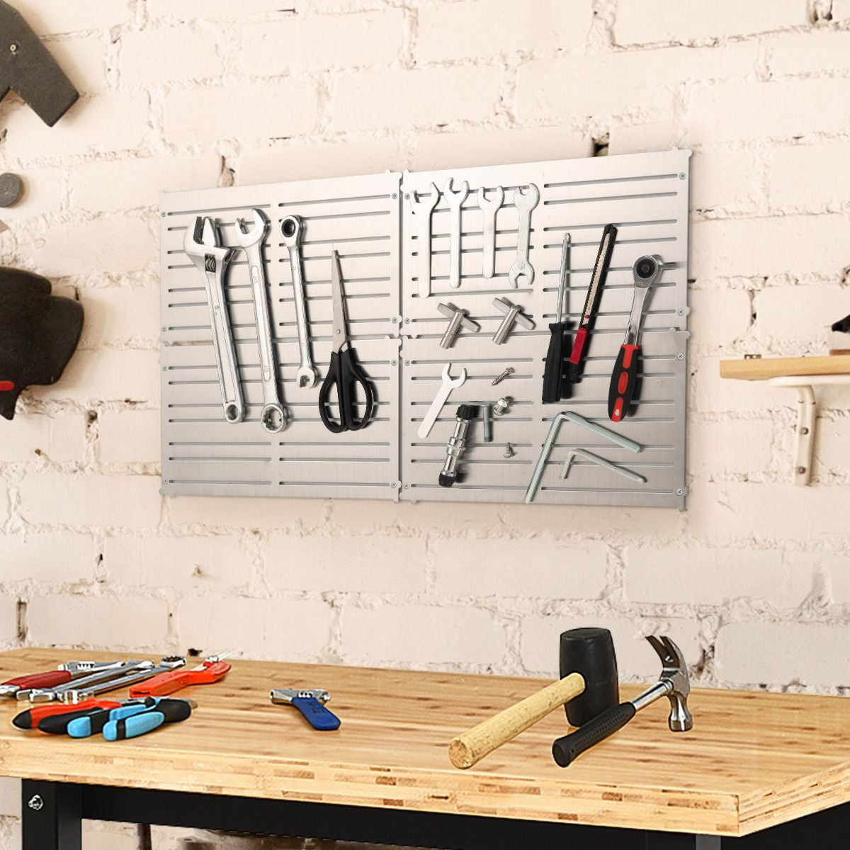 Organisez votre espace de travail avec notre ensemble de 4 panneaux muraux magnétiques et 32 aimants puissants ! Idéal pour un garage, une cuisine ou un bureau impeccablement rangé ! #DIY #Rangement #Atelier