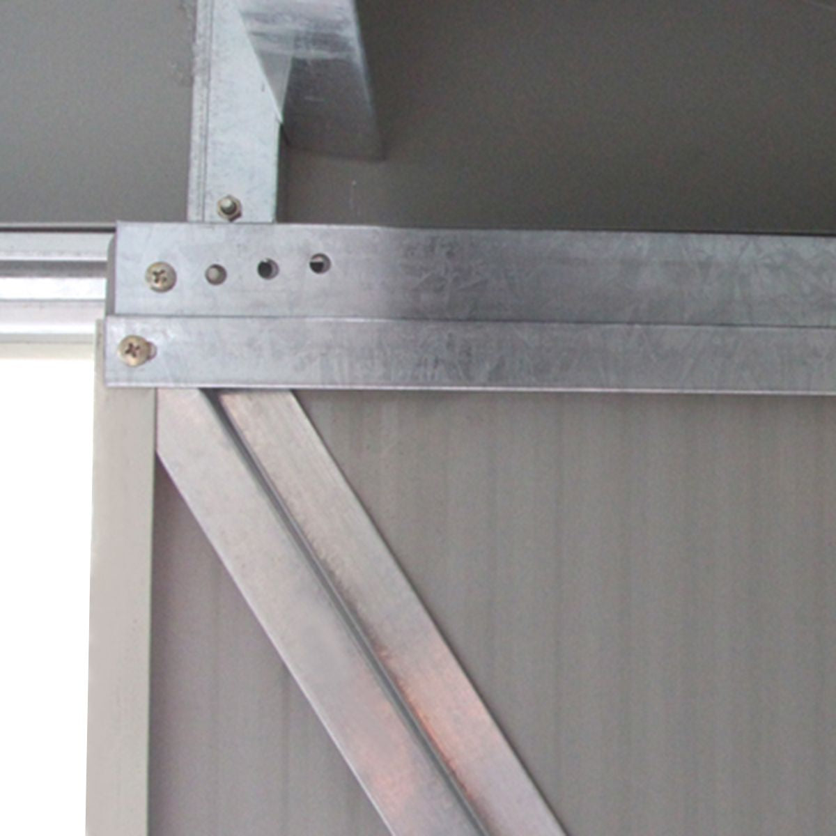 Transformez votre jardin avec notre abri en tôle galvanisée gris ! Parfait pour le rangement de vos outils avec double porte et aérations.
