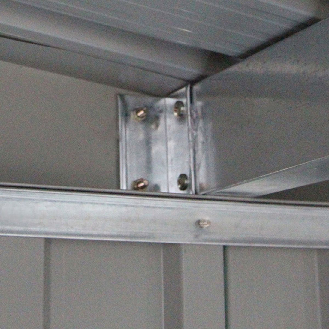 Transformez votre jardin avec notre abri en tôle galvanisée gris ! Parfait pour le rangement de vos outils avec double porte et aérations.