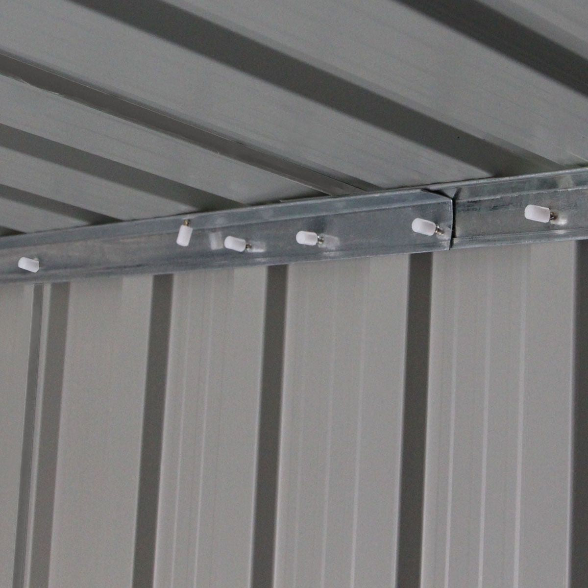 Transformez votre jardin avec notre abri en tôle galvanisée gris ! Parfait pour le rangement de vos outils avec double porte et aérations.